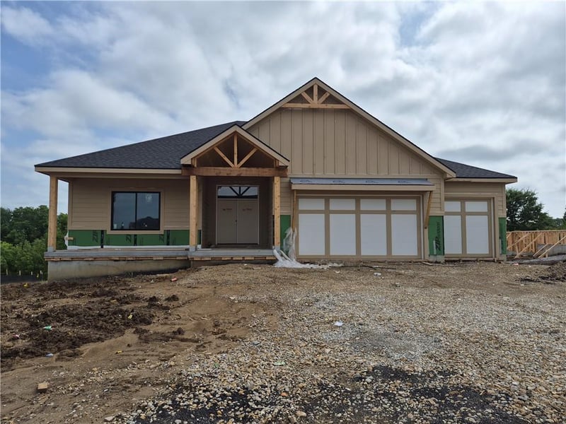 4374 Tee Box Dr, Basehor, KS 66007