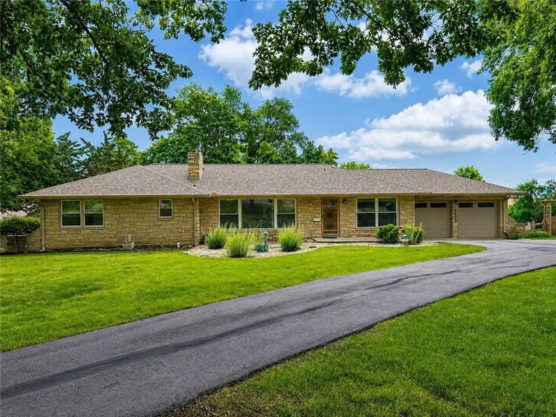 8601 Metcalf Ave, Overland Park, KS 66212