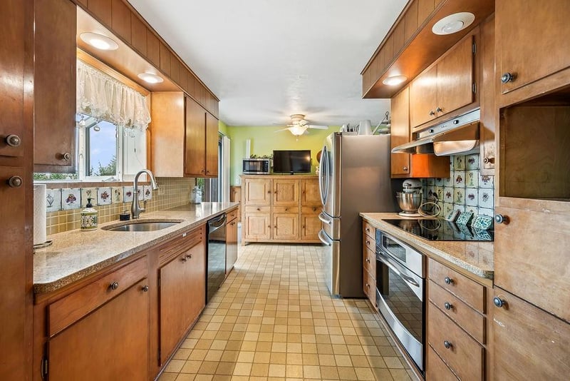 8601 Metcalf Ave, Overland Park, KS 66212