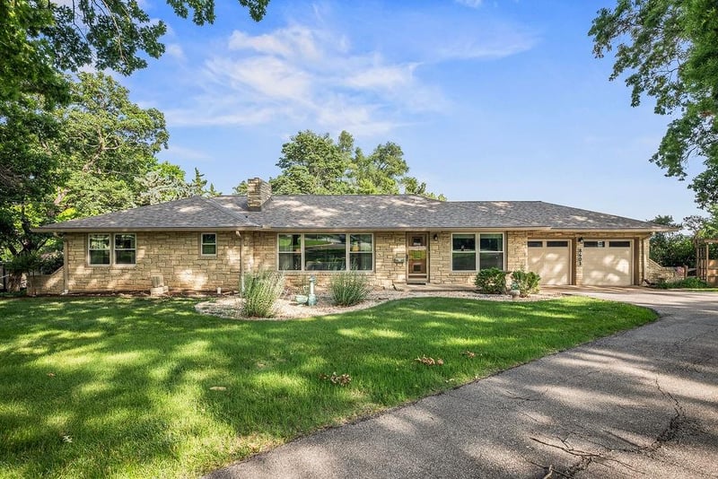 8601 Metcalf Ave, Overland Park, KS 66212