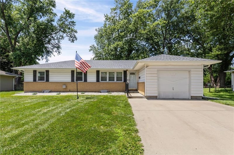 4826 Stearns Ln, Shawnee, KS 66203