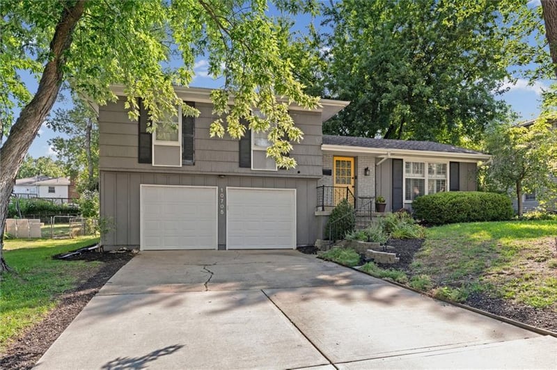 10705 Walrond Ave, Kansas City, MO 64137