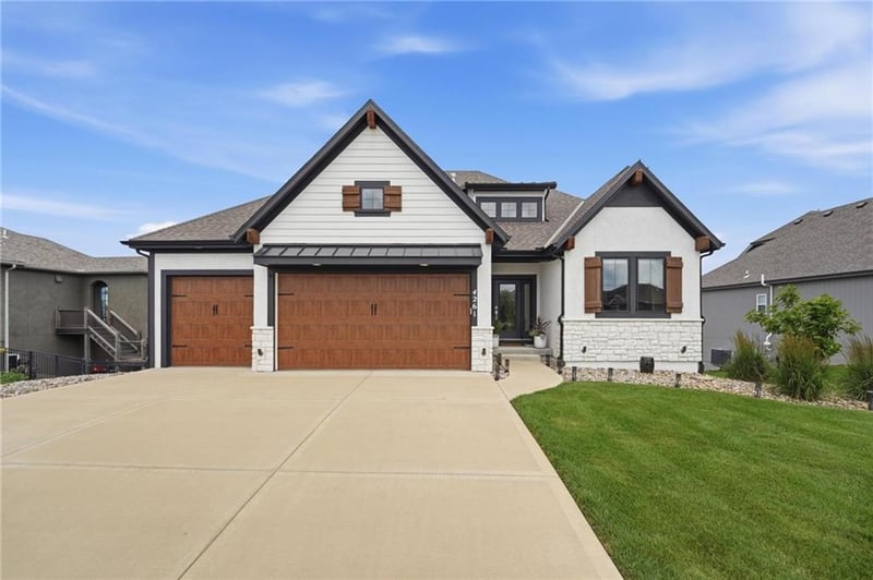 4261 Lakeshore Dr, Basehor, KS 66007