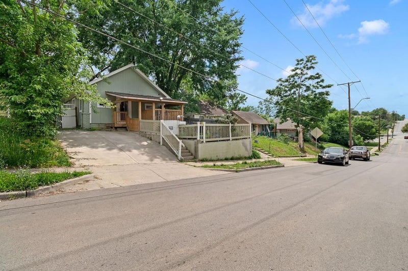 5441 27th St, Kansas City, MO 64127