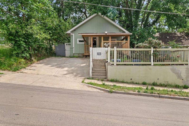 5441 27th St, Kansas City, MO 64127