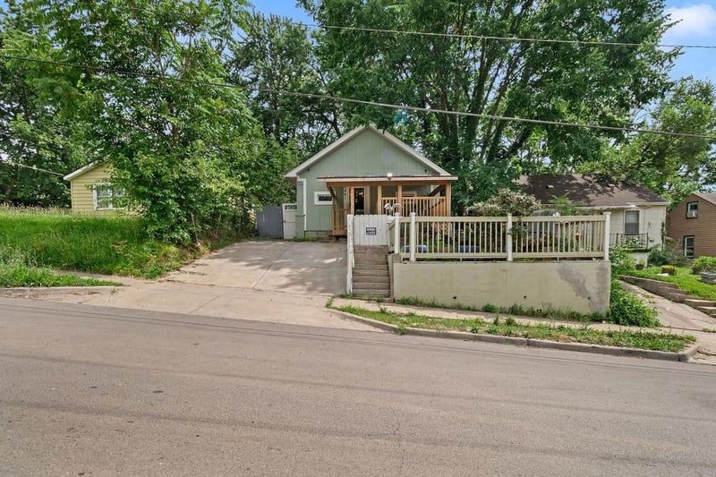 5441 27th St, Kansas City, MO 64127