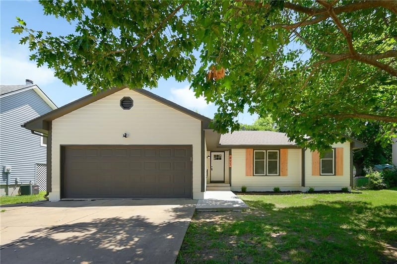 821 Heather Dr, Belton, MO 64012