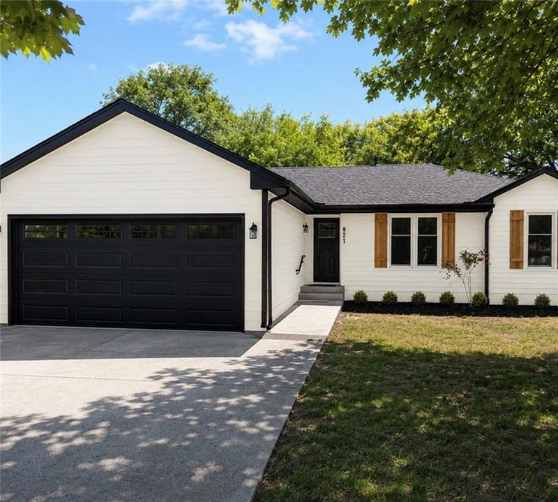 821 Heather Dr, Belton, MO 64012