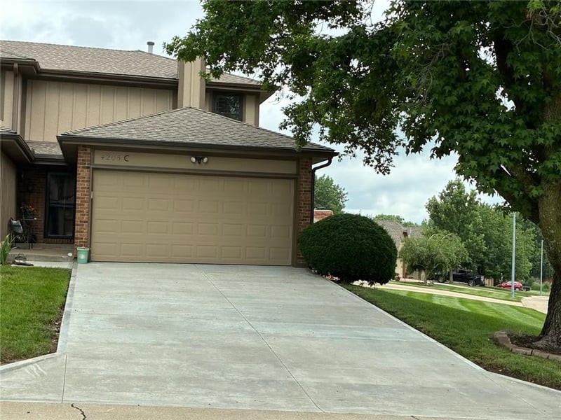 4205 Country Ln #C, St Joseph, MO 64506