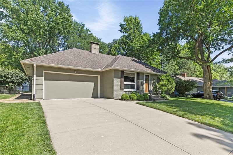 7729 Windsor St, Prairie Village, KS 66208