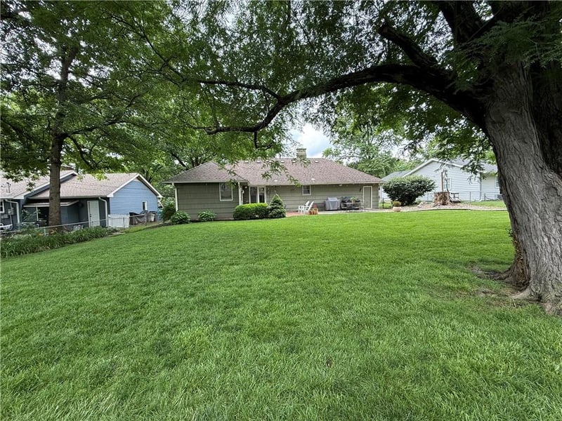 7729 Windsor St, Prairie Village, KS 66208