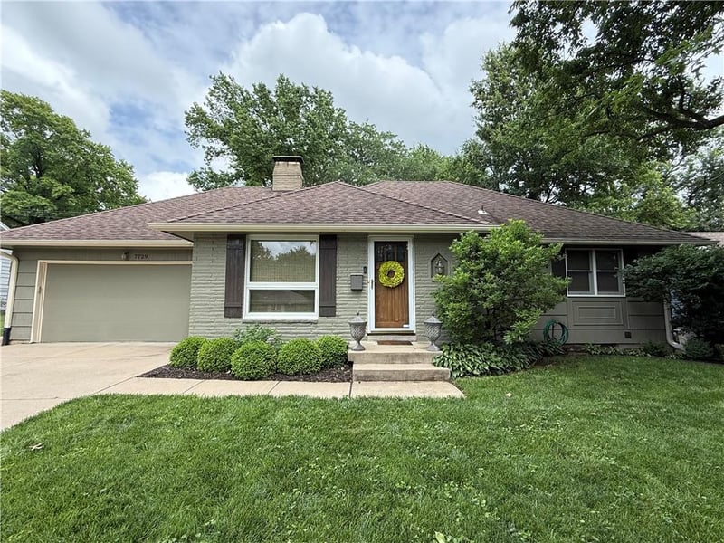 7729 Windsor St, Prairie Village, KS 66208