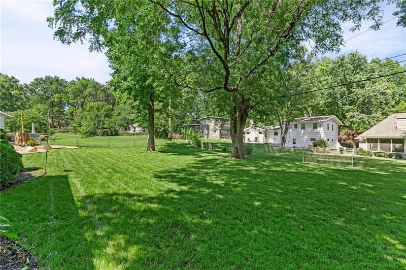 7729 Windsor St, Prairie Village, KS 66208