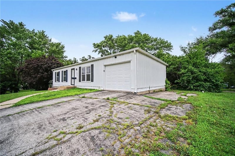 6000 152nd St, Grandview, MO 64030