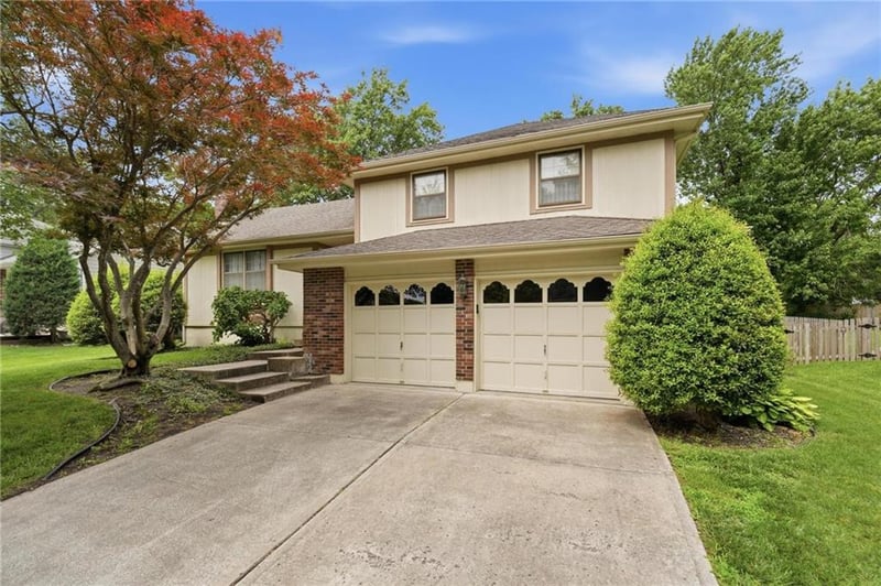 302 Noeleen Ln, Lee's Summit, MO 64086