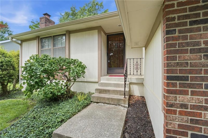 302 Noeleen Ln, Lee's Summit, MO 64086