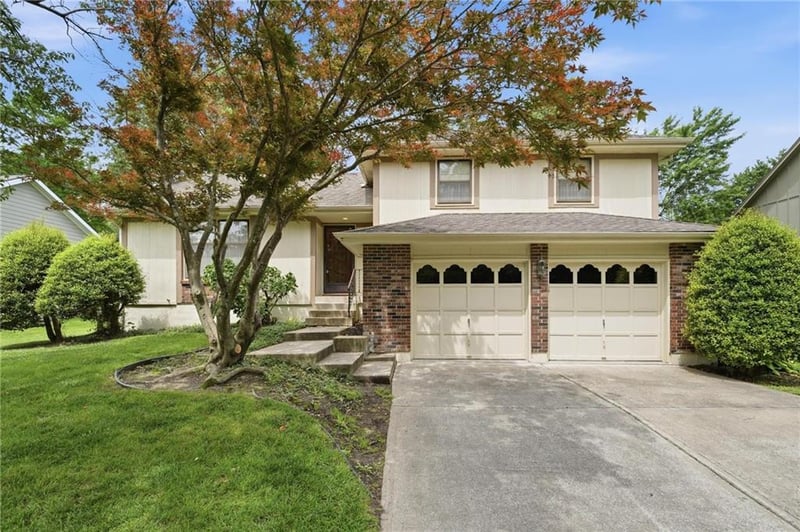 302 Noeleen Ln, Lee's Summit, MO 64086