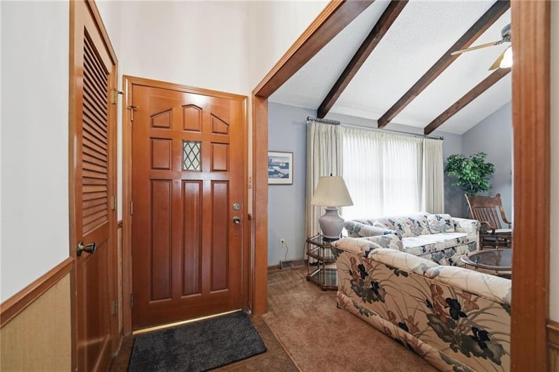 302 Noeleen Ln, Lee's Summit, MO 64086