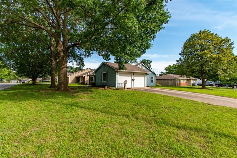 2475 Brookside Dr, Lawrence, KS 66047