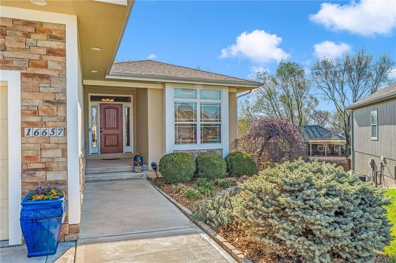 16657 Sandstone Cir, Basehor, KS 66007