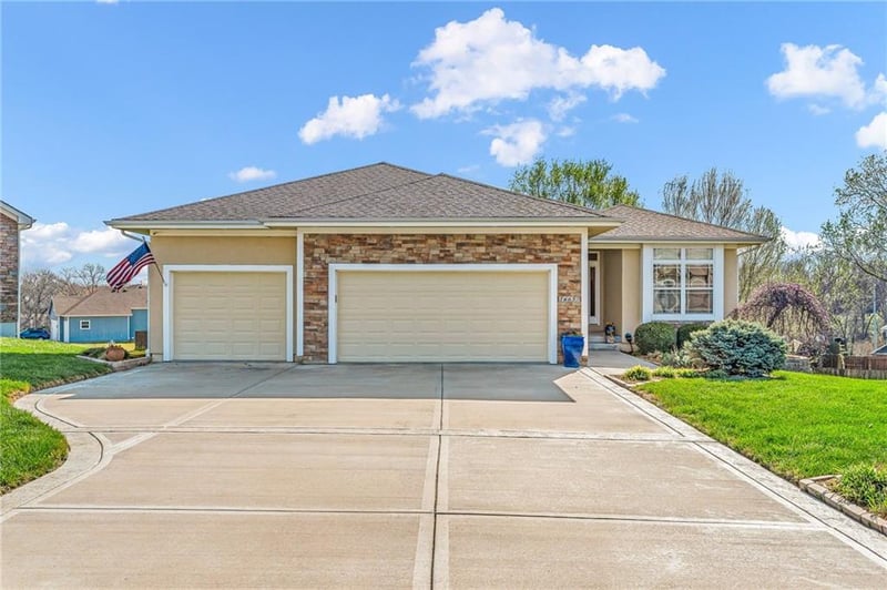 16657 Sandstone Cir, Basehor, KS 66007