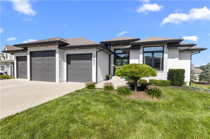 14622 Thousand Oaks Pl, Parkville, MO 64152