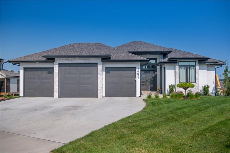 14622 Thousand Oaks Pl, Parkville, MO 64152