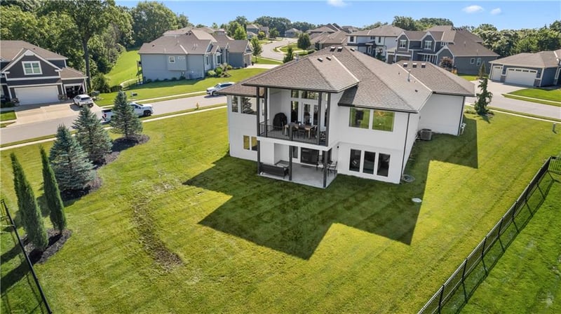 14622 Thousand Oaks Pl, Parkville, MO 64152
