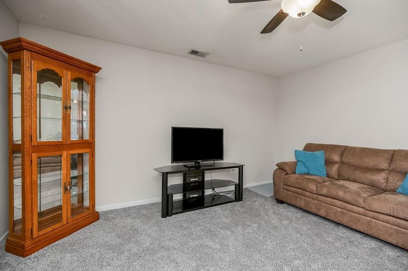 2305 68th St, Gladstone, MO 64118