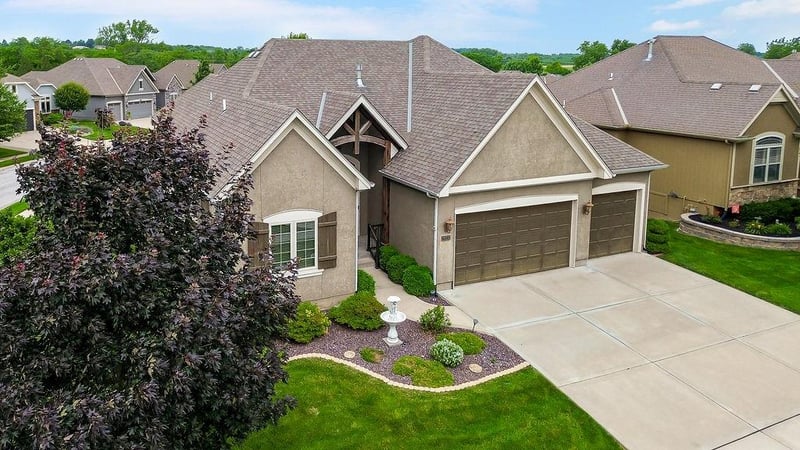 1422 Brompton Ln, Raymore, MO 64083