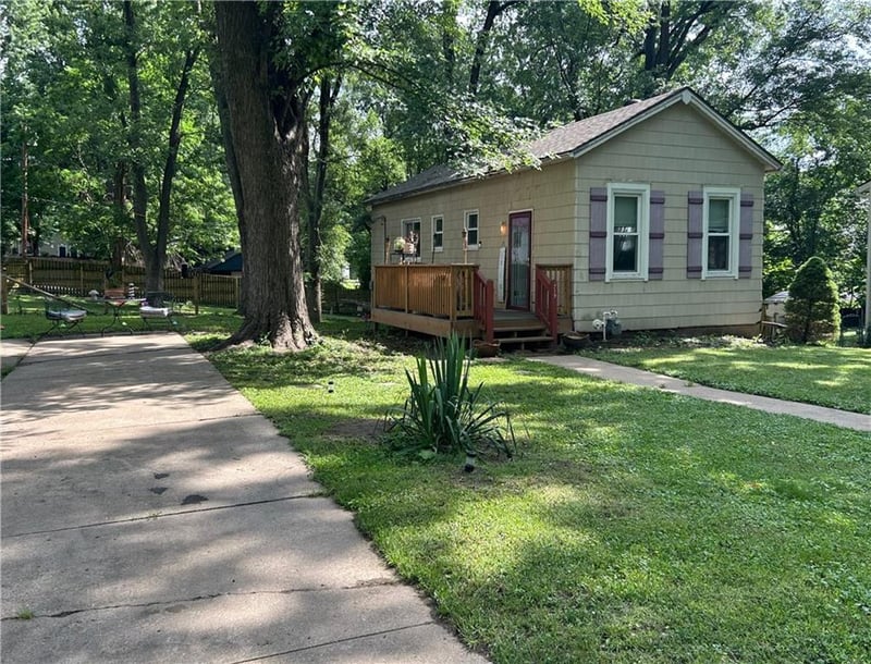 719 S Walnut St, Leavenworth, KS 66048