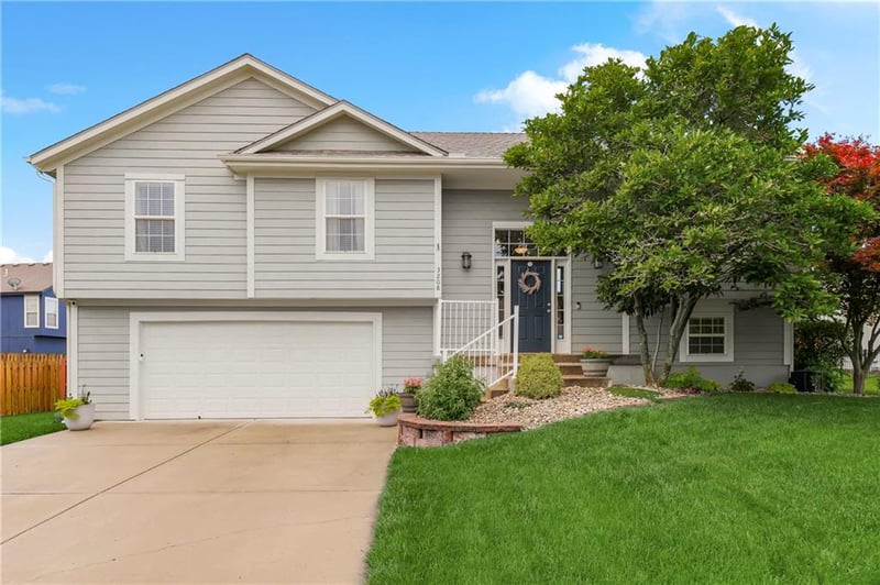3208 Damon Ln, Lee's Summit, MO 64082