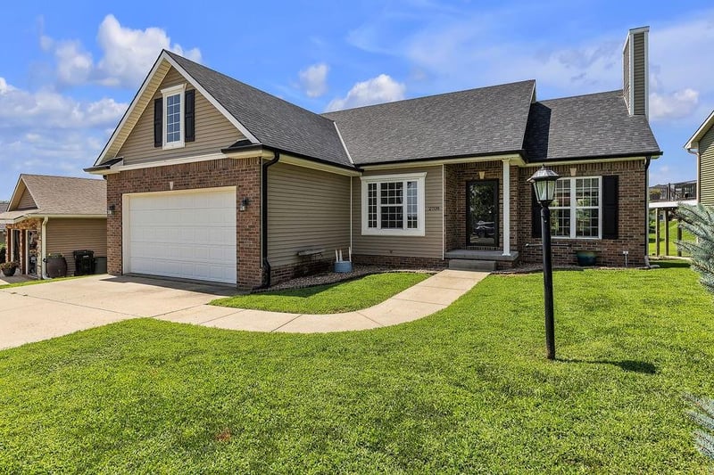 2708 Meadow Ridge Dr, St Joseph, MO 64504
