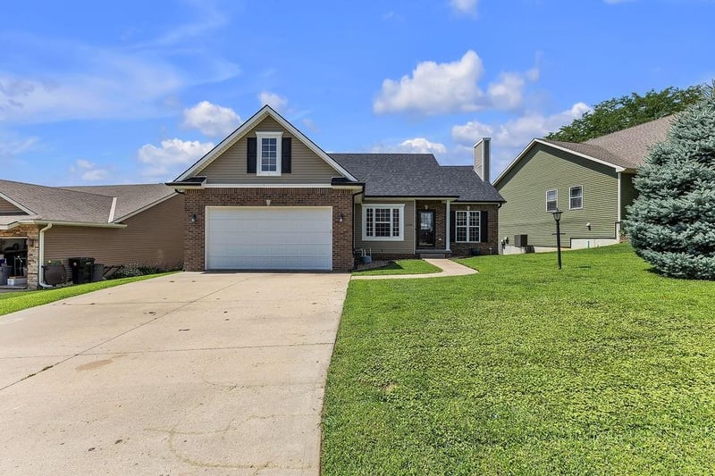 2708 Meadow Ridge Dr, St Joseph, MO 64504