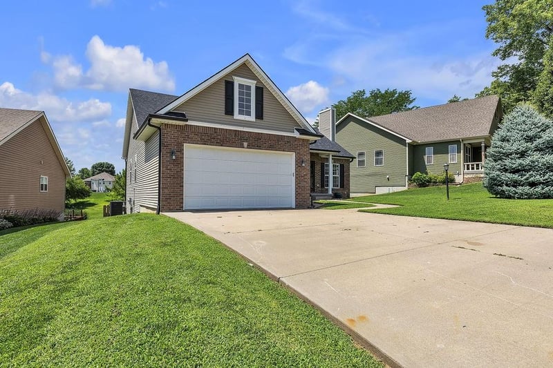 2708 Meadow Ridge Dr, St Joseph, MO 64504