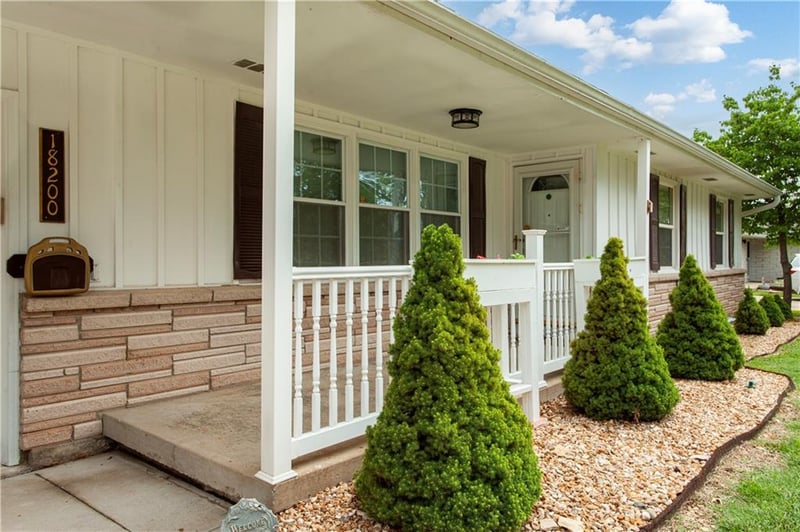 18200 Hanthorne Dr, Independence, MO 64057