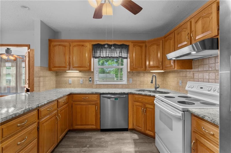 18200 Hanthorne Dr, Independence, MO 64057