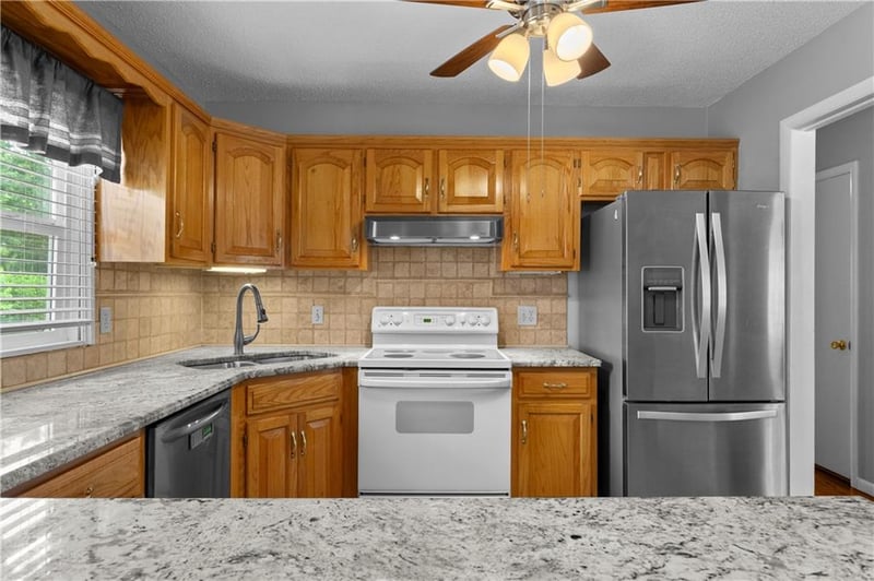 18200 Hanthorne Dr, Independence, MO 64057