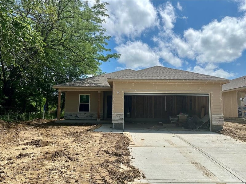 2826 Woodfield Dr, Tonganoxie, KS 66086