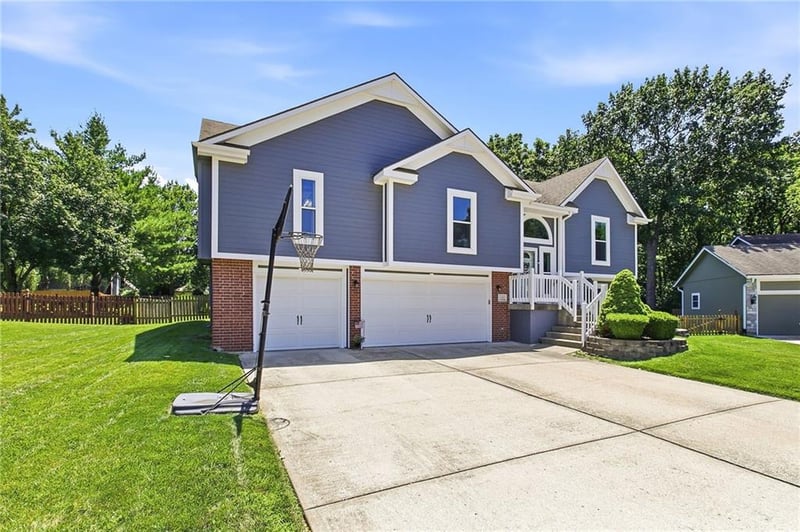 1301 NE Foxwood Dr, Lee's Summit, MO 64086