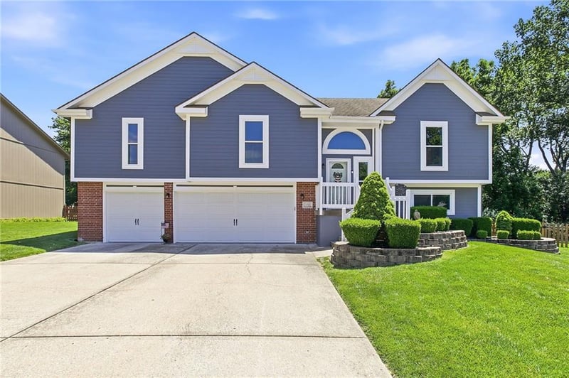 1301 NE Foxwood Dr, Lee's Summit, MO 64086