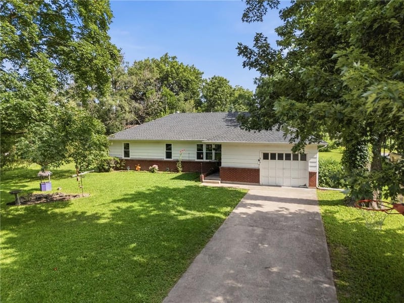 816 Vine St, Lacygne, KS 66040