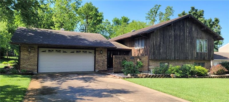21 Edwards St, Iola, KS 66749