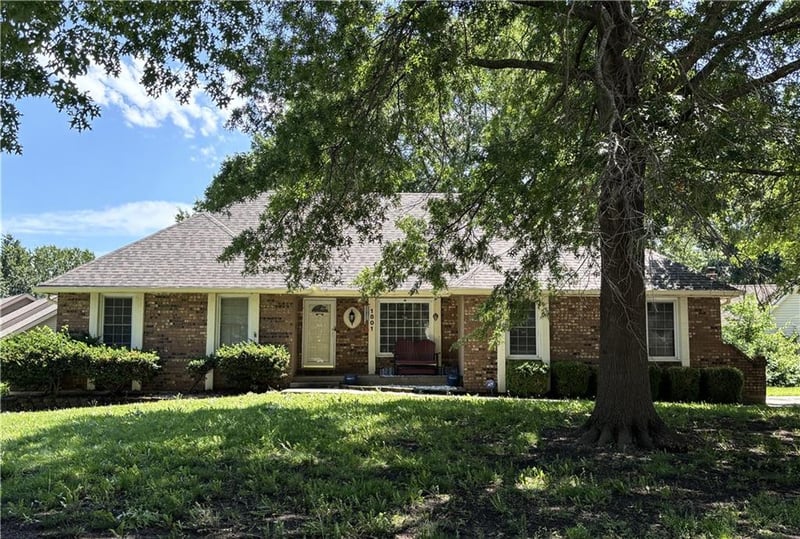 1801 Abbey Ln, Lee's Summit, MO 64086