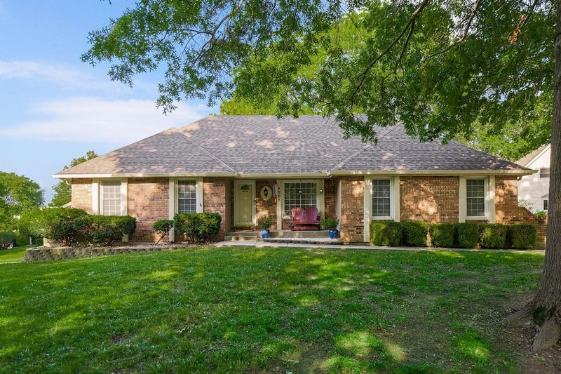 1801 Abbey Ln, Lee's Summit, MO 64086