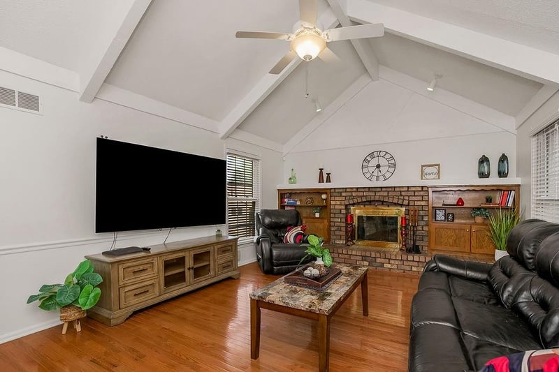 1801 Abbey Ln, Lee's Summit, MO 64086