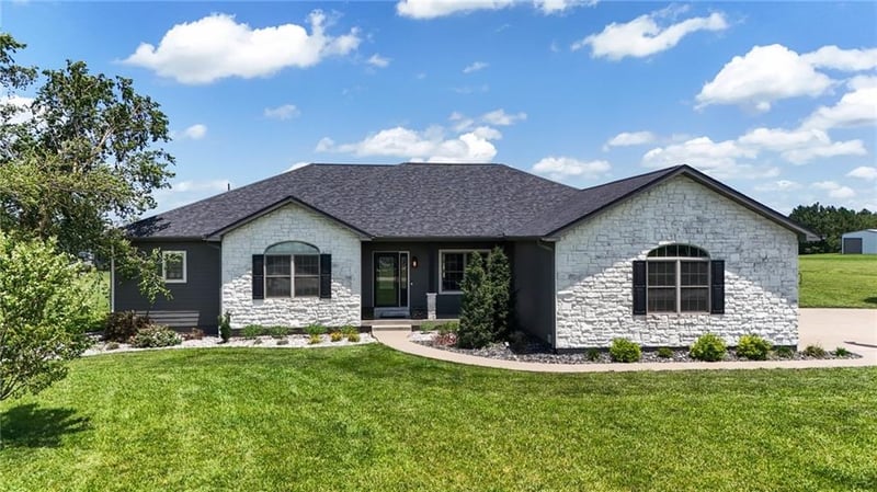 16 Links Dr, Garnett, KS 66032