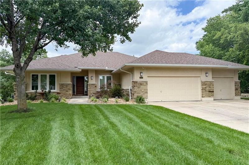 3024 Fallbrook Ct, Blue Springs, MO 64015