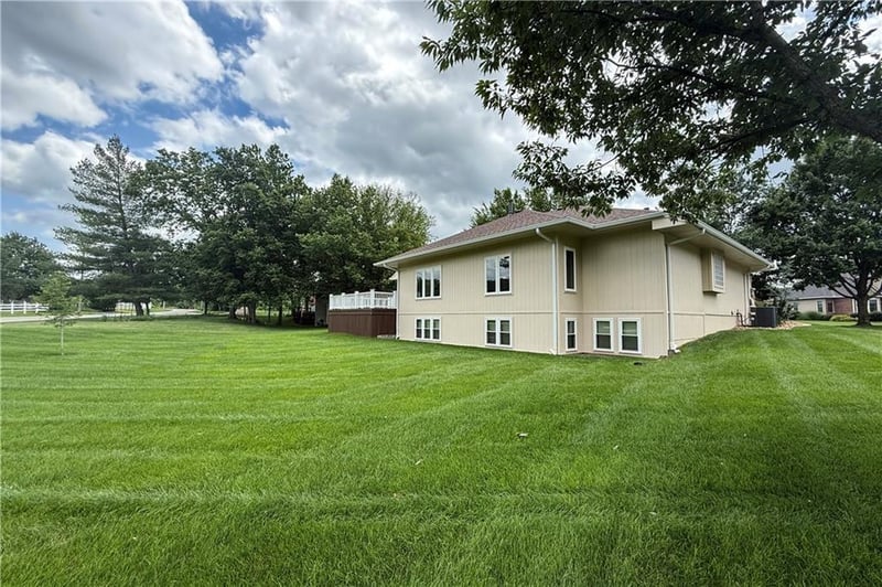 3024 Fallbrook Ct, Blue Springs, MO 64015