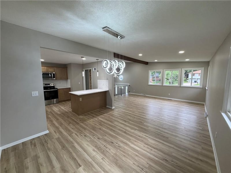 8021 Brookside Cir, Kansas City, KS 66109